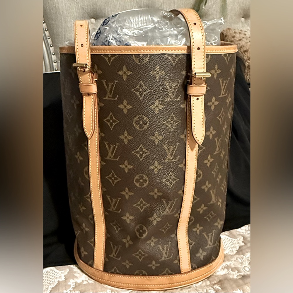 LV Monogram Bucket Bag w/ Tan Accents
Date Code:FL0012.